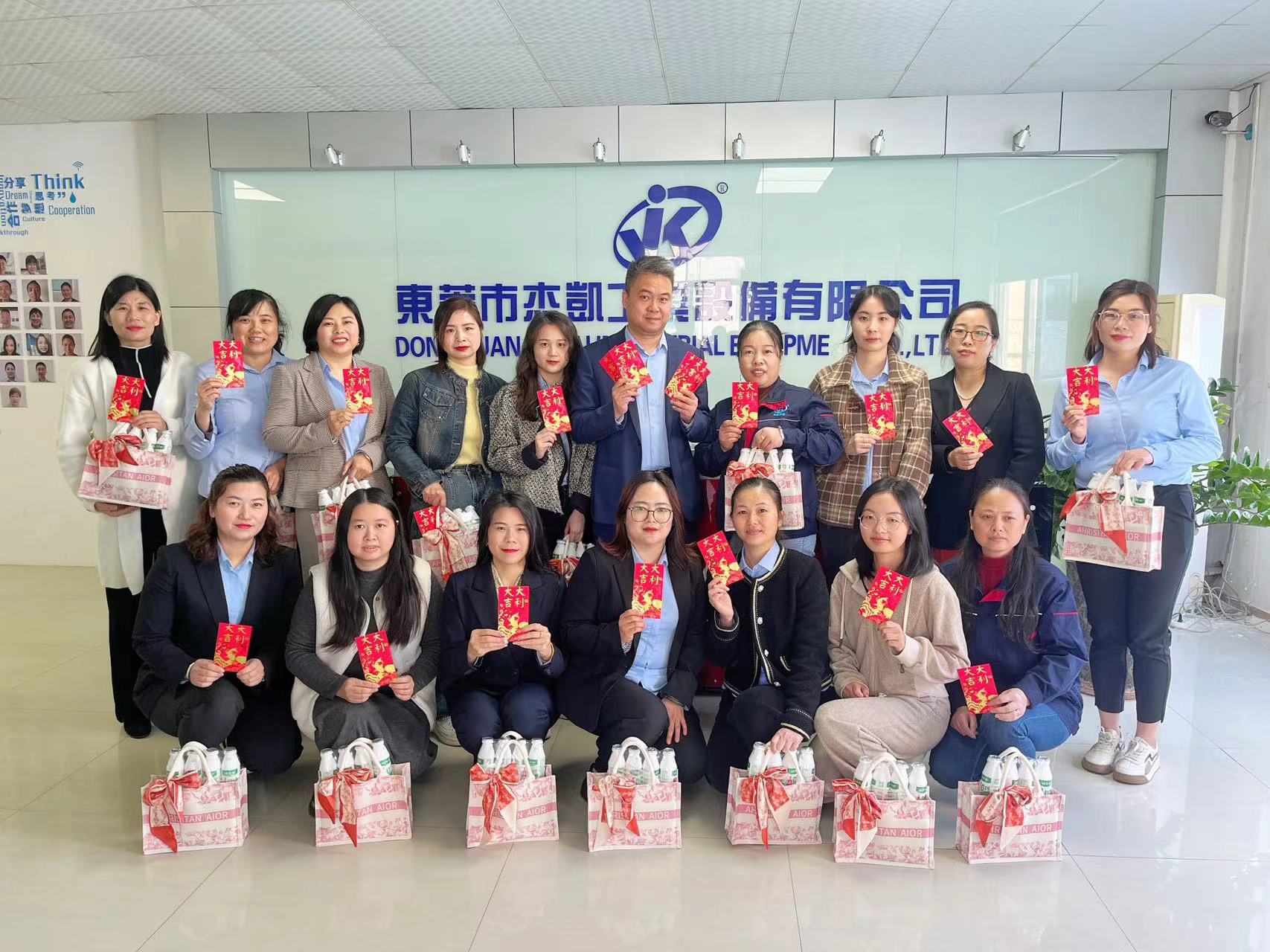 女神們，節(jié)日快樂(lè)！